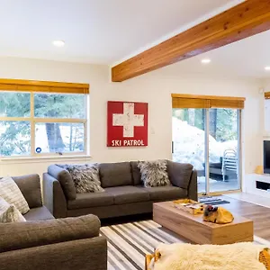  Holiday home In Out, Great Location, Free Shuttle Bus Canada